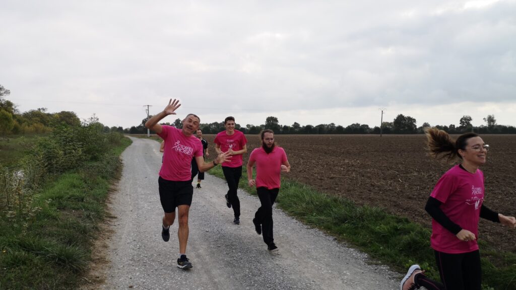 Les garçons et filles en train de courir