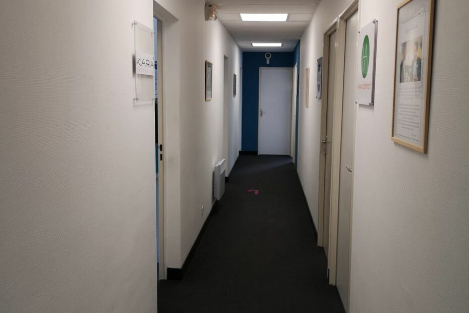 Photo du couloir de Station C pour indiquer qu'une personne en fauteuil roulant peut circuler