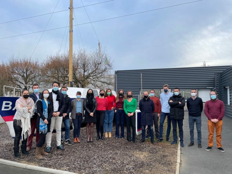 Photo de groupe pendant la visite de la présidente du département Maine-et-Loire