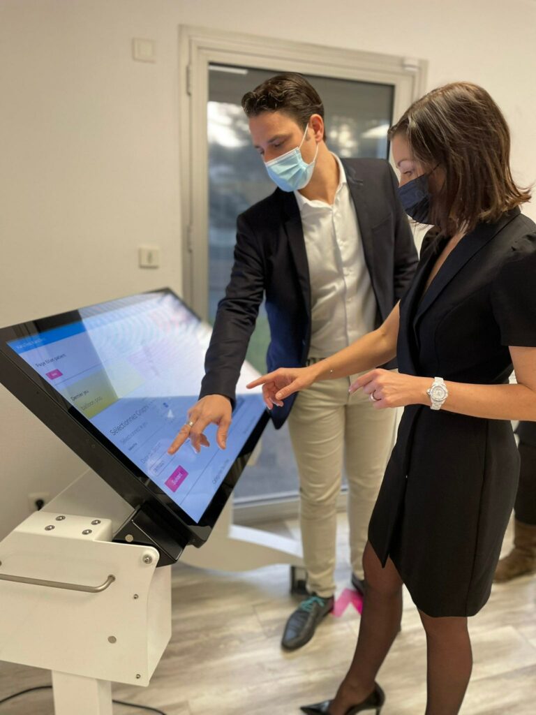 Photo de Ivain Bignonet et de Florence Dabin en train d'utiliser une table tactile