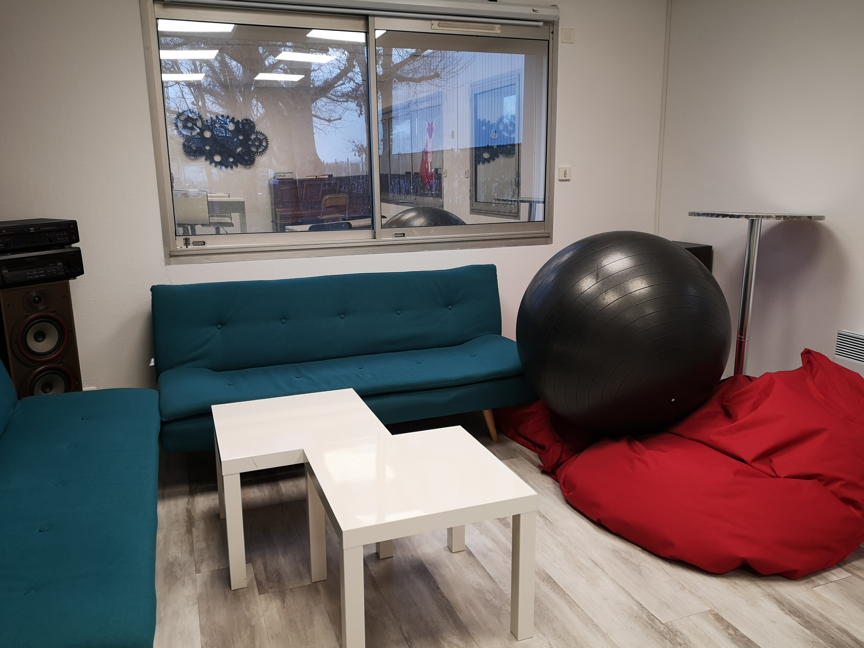 Image de l'espace détente(canapée, pouf et ballon)