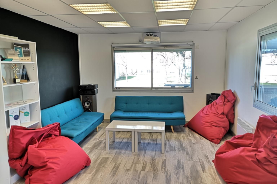 Photo de l'espace détente (canapée, pouf, et ballon)