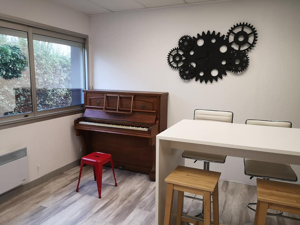 Image de l'espace coworking avec piano