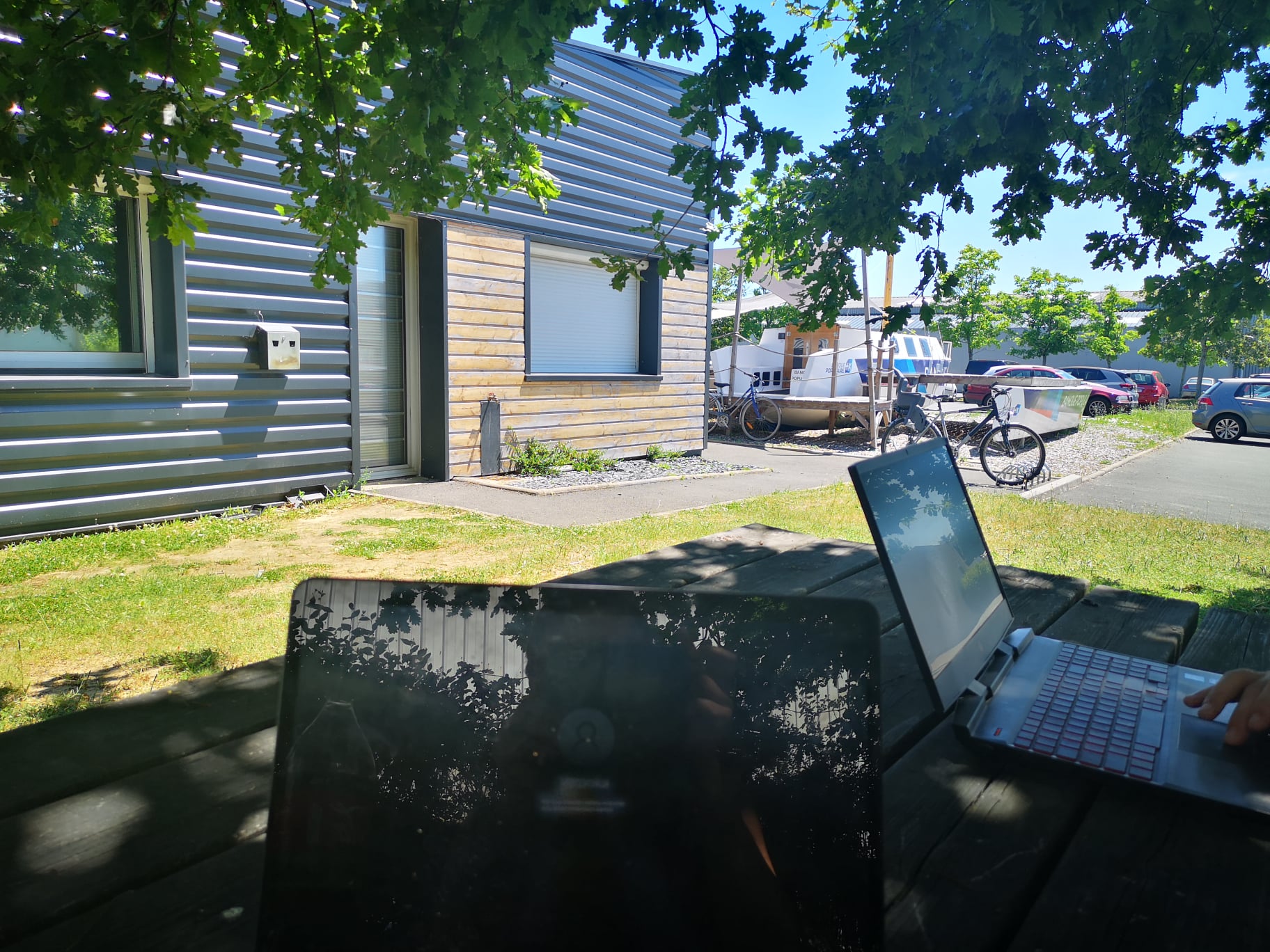 Image de travail sur une table sous l'arbre en été