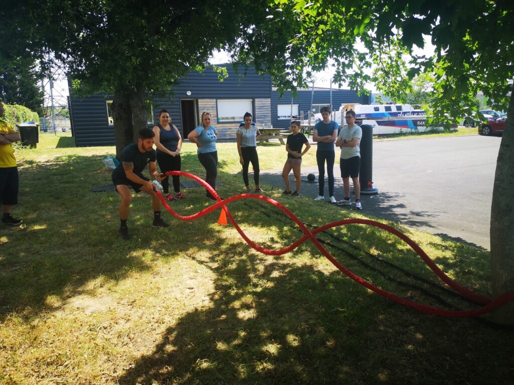 Sonny (coach de Cross-trainin) présentant l'exercice