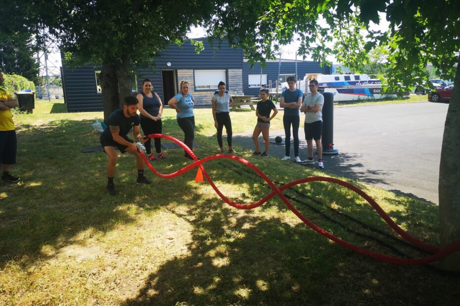 Sonny (coach de Cross-trainin) présentant l'exercice